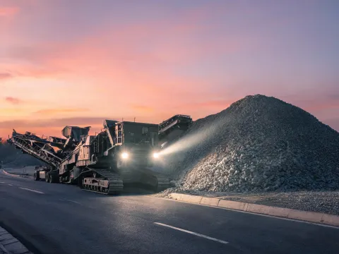 Mobile crushing screening plant on contract site